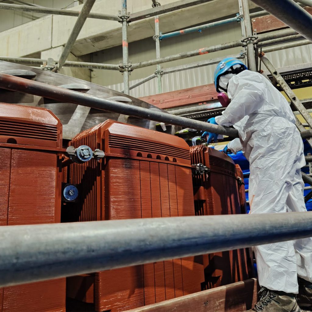 En terreno en la Central Eléctrica Rucúe